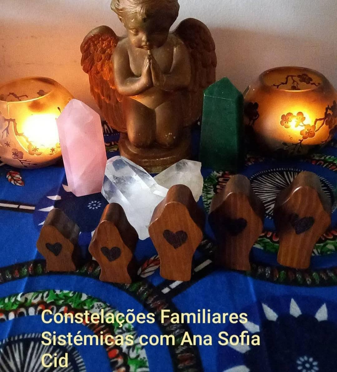 Altar de Constelações Familiares com cristais e figuras de madeira
