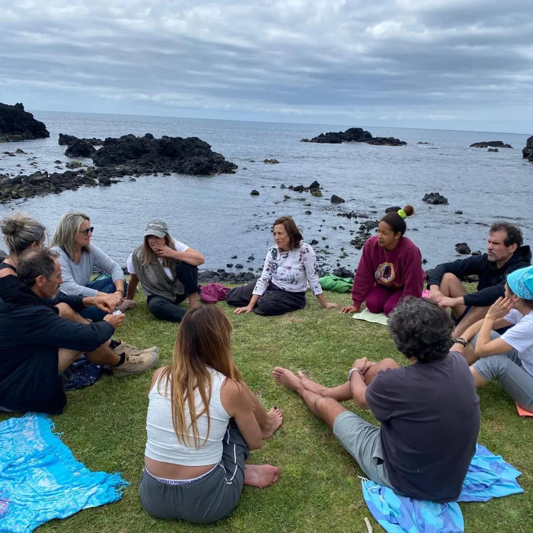 Constelação em círculo junto ao mar
