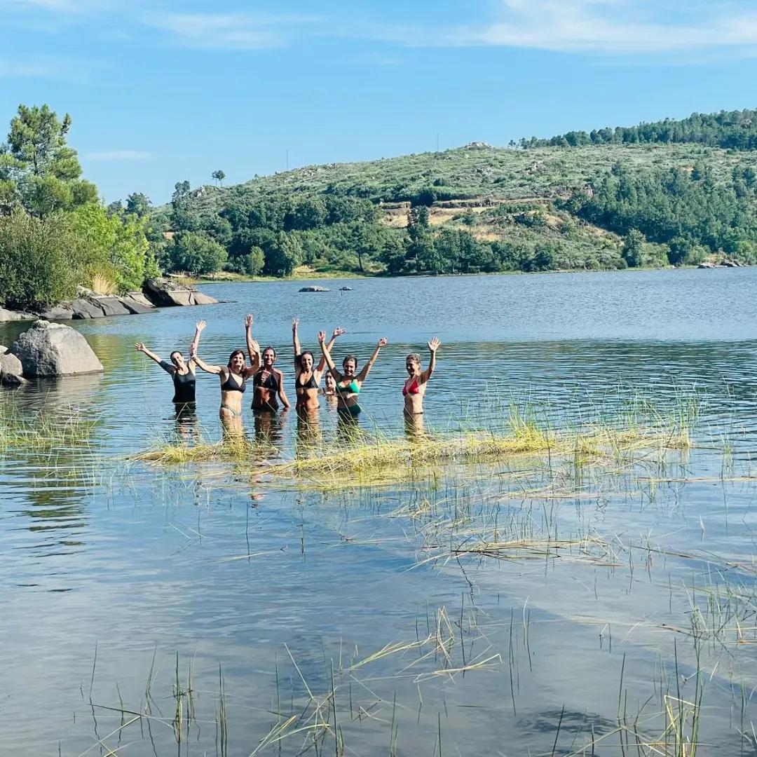 Grupo a celebrar dentro do lago