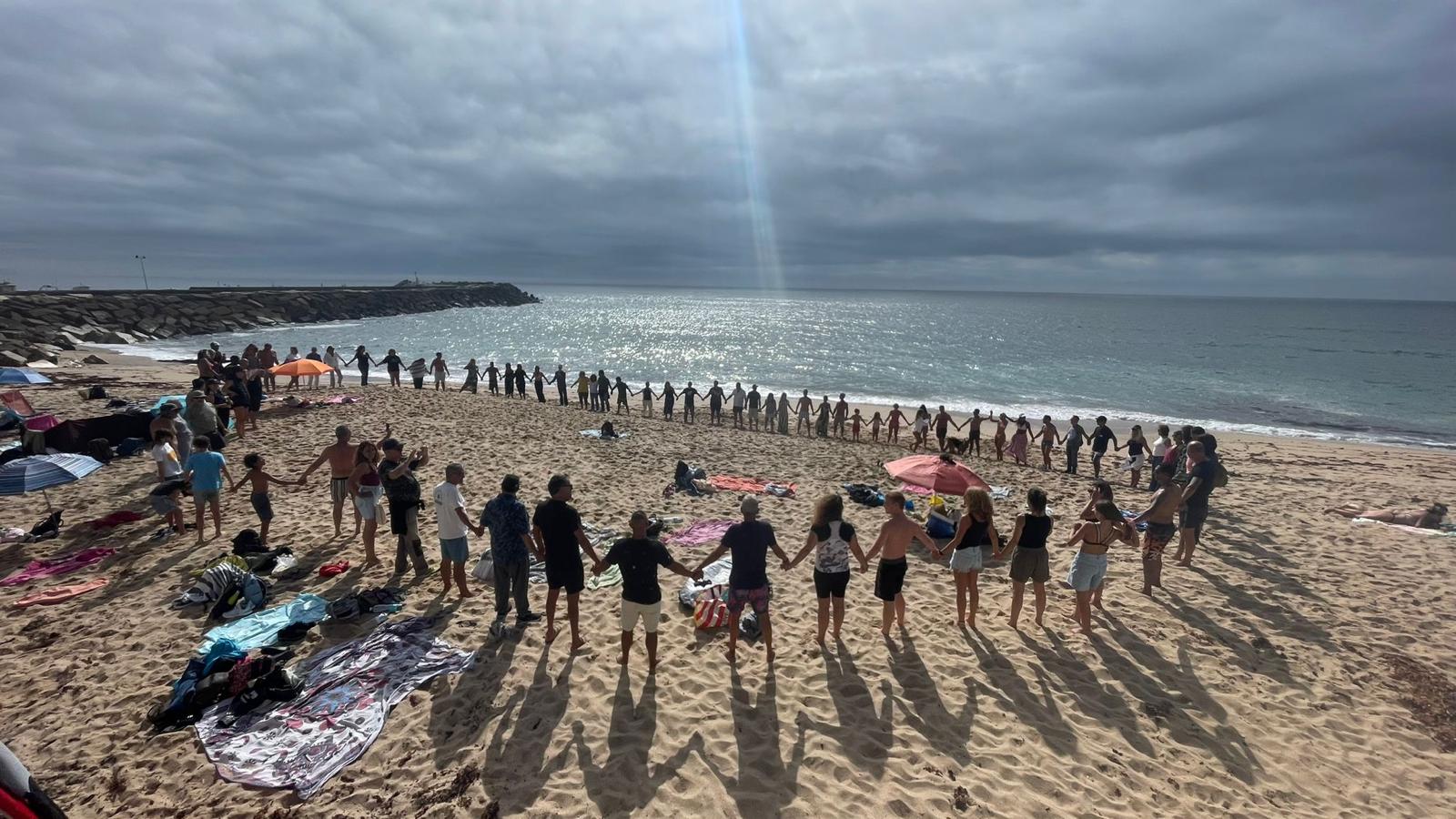 Círculo de mãos dadas na praia